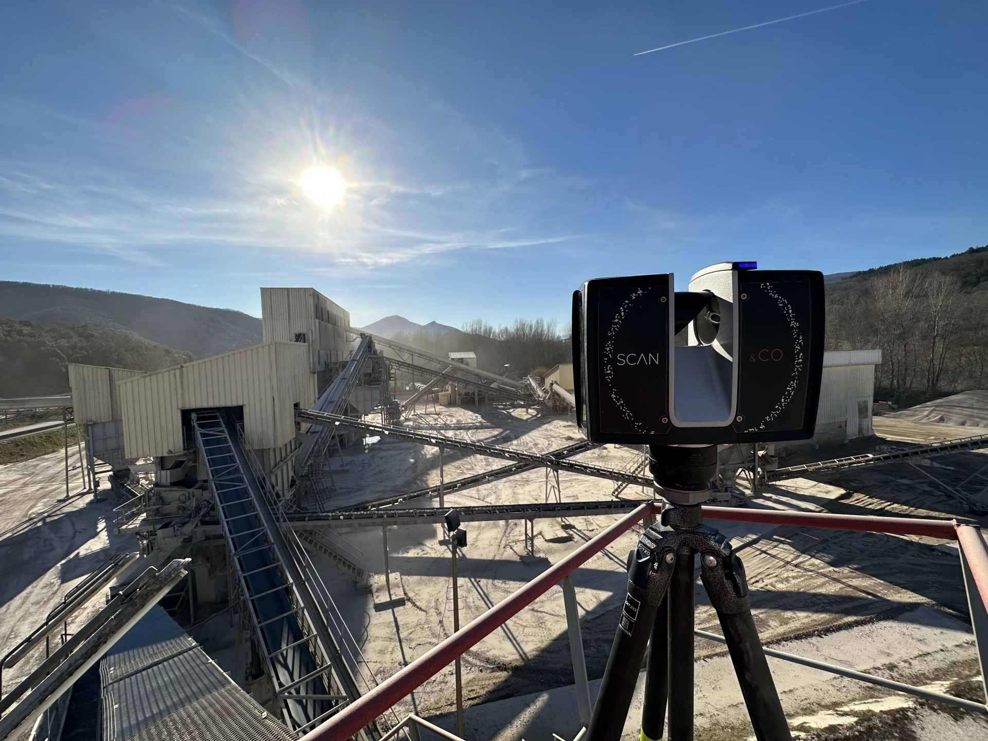 Technicien en action avec un scanner 3D loué pour modélisation de bâtiment